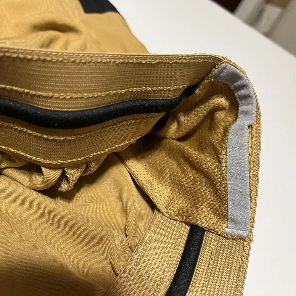 Nike Men's Dri-Fit MEDIUM Ultimate Flex Woven Black & Gold Shorts Breathable